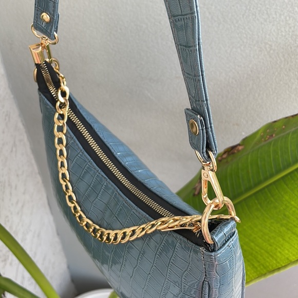 ✨❣️ Super cute blue baguette sling bag in croc texture - Picture 5 of 5